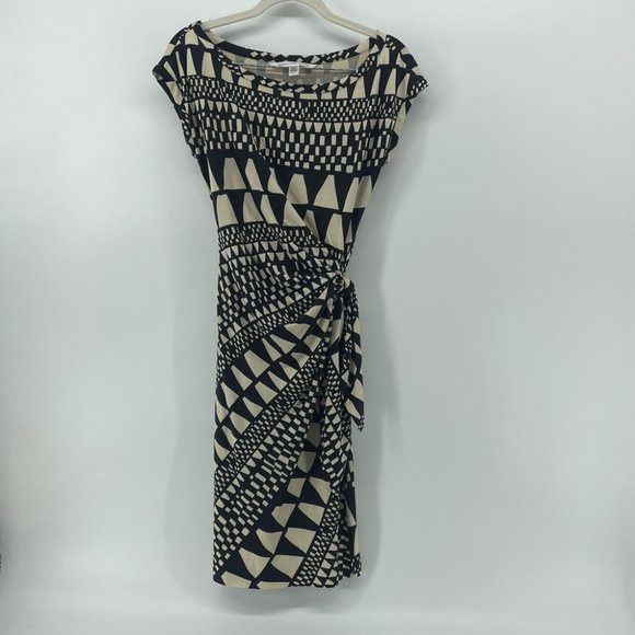 Diane Von Furstenberg Dresses & Skirts - DVF 100% silk black and cream wrap style dress size 2